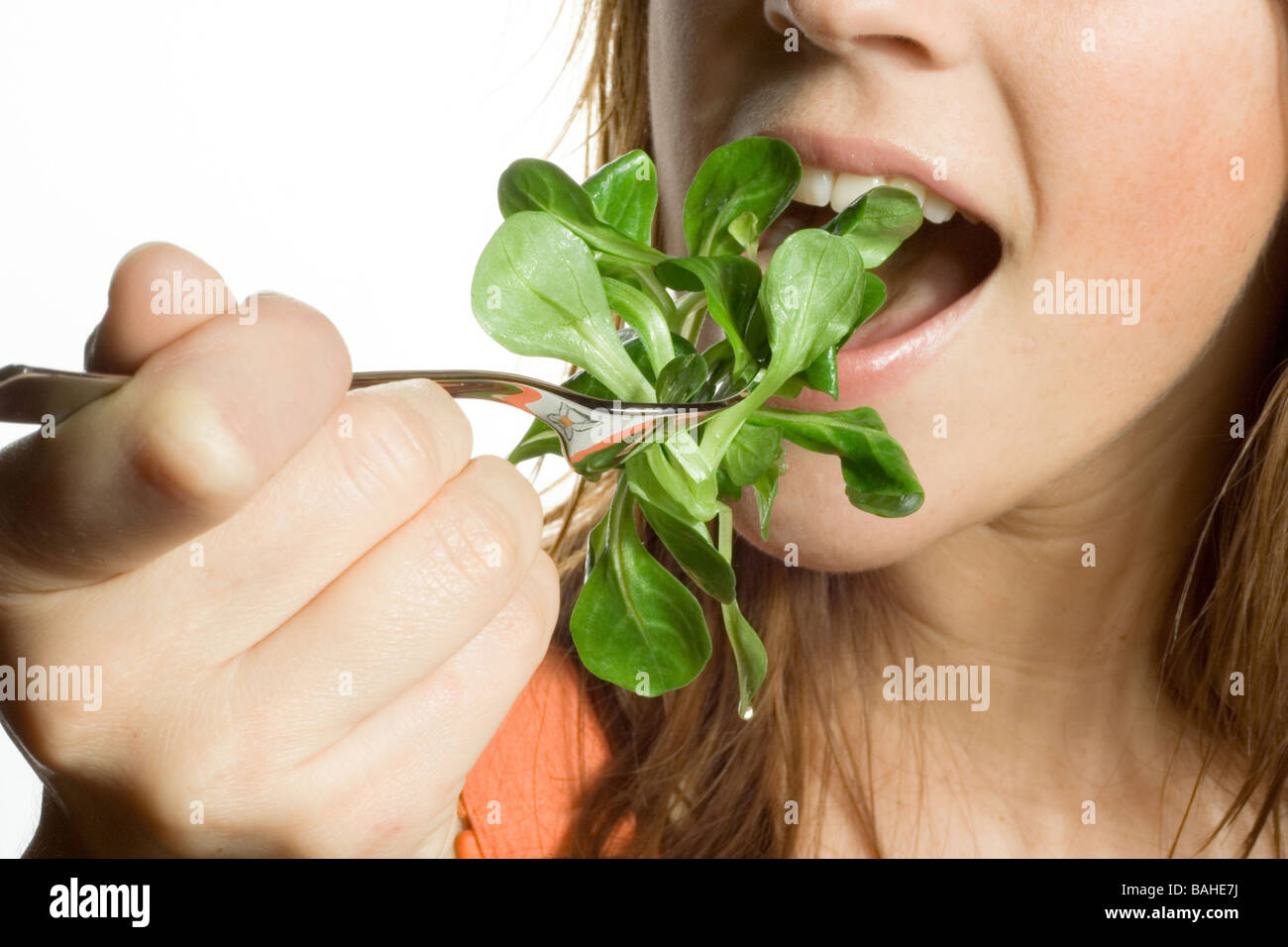 Belle femme mange une salade Banque D'Images