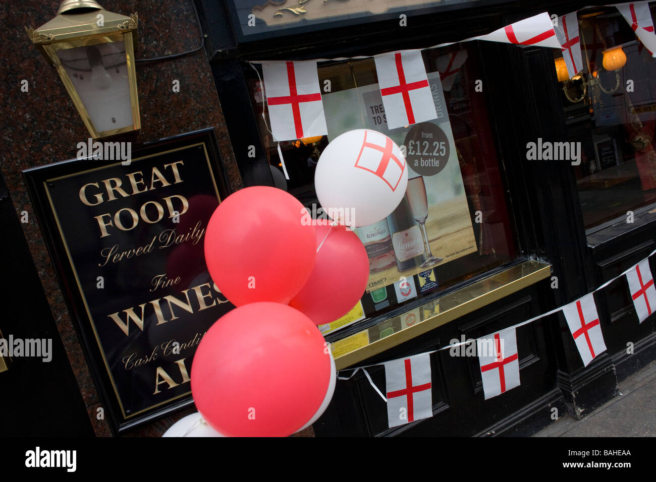 Le jour de rue George drapeaux suspendus le long de l'extérieur les rois des armes pendant l'heure du déjeuner du 23 avril, Journée nationale de l'Angleterre Banque D'Images