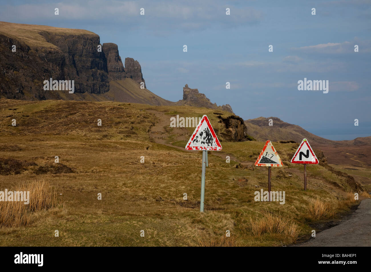 La signalisation routière sur la Descente près du Quiraing, Trotternish Ridge, Isle of Skye, Scotland, UK Banque D'Images