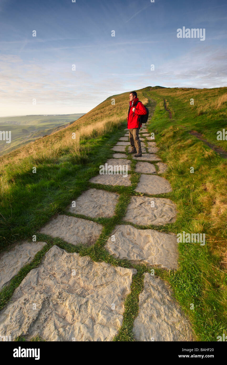 Un walker à Mam Tor, Edale Valley, parc national de Peak District, Derbyshire, Royaume-Uni Banque D'Images