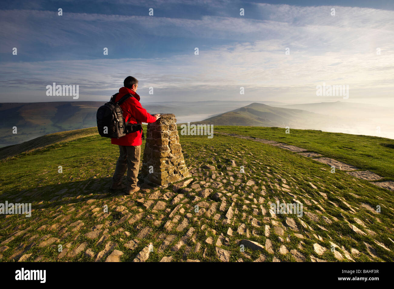 Un walker à Mam Tor, Edale Valley, parc national de Peak District, Derbyshire, Royaume-Uni Banque D'Images