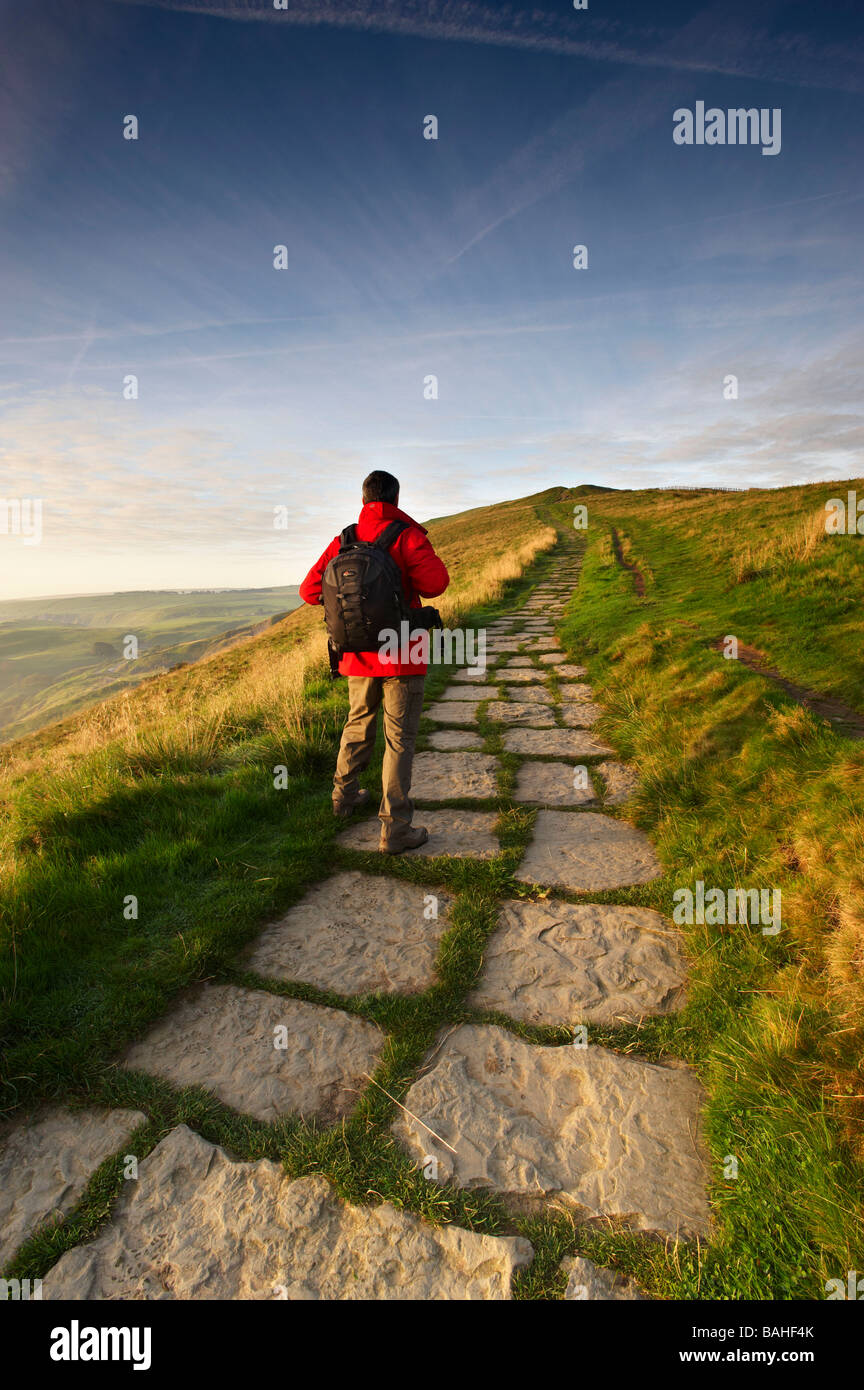 Un walker à Mam Tor, Edale Valley, parc national de Peak District, Derbyshire, Royaume-Uni Banque D'Images