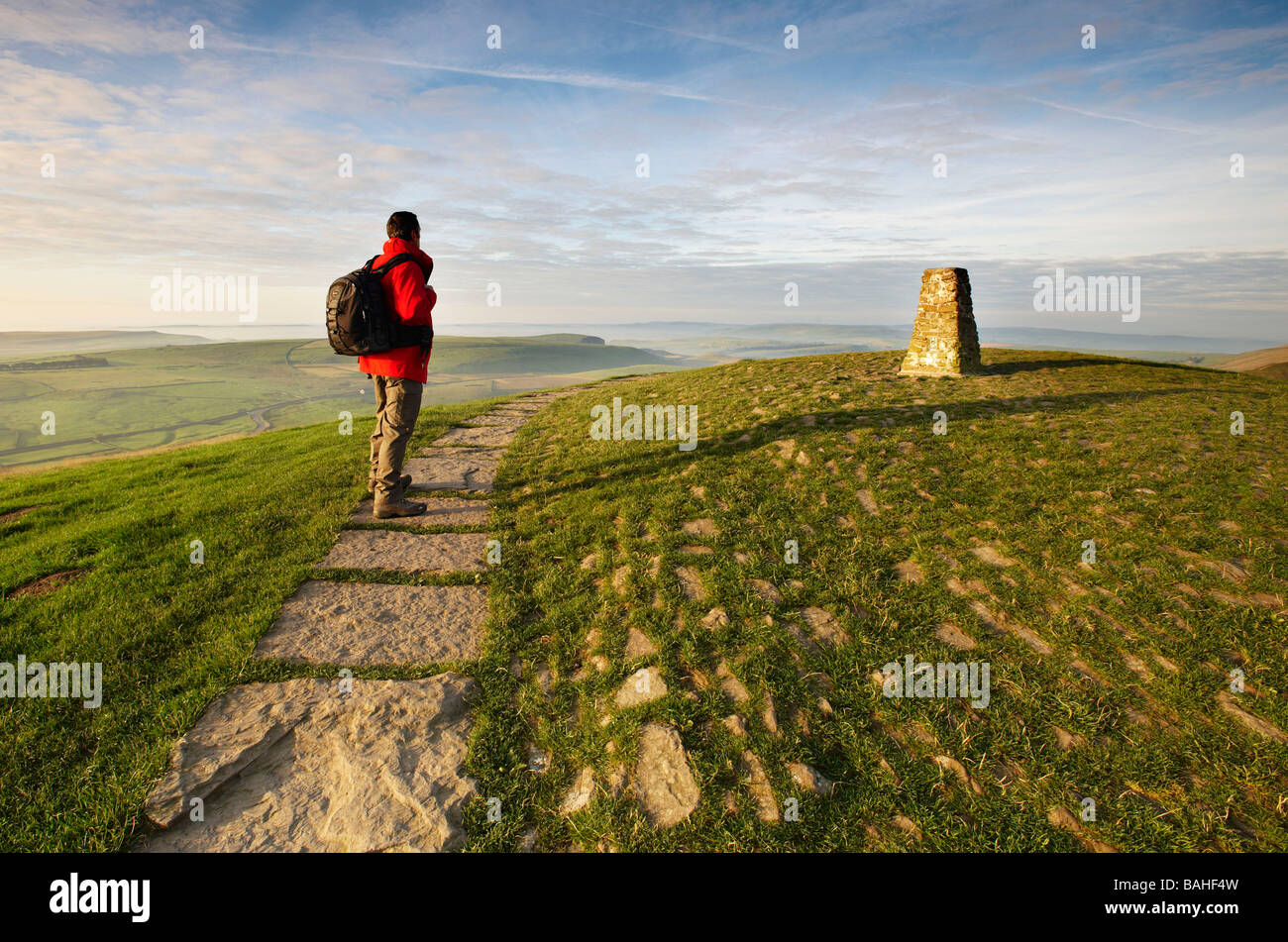 Un walker à Mam Tor, Edale Valley, parc national de Peak District, Derbyshire, Royaume-Uni Banque D'Images