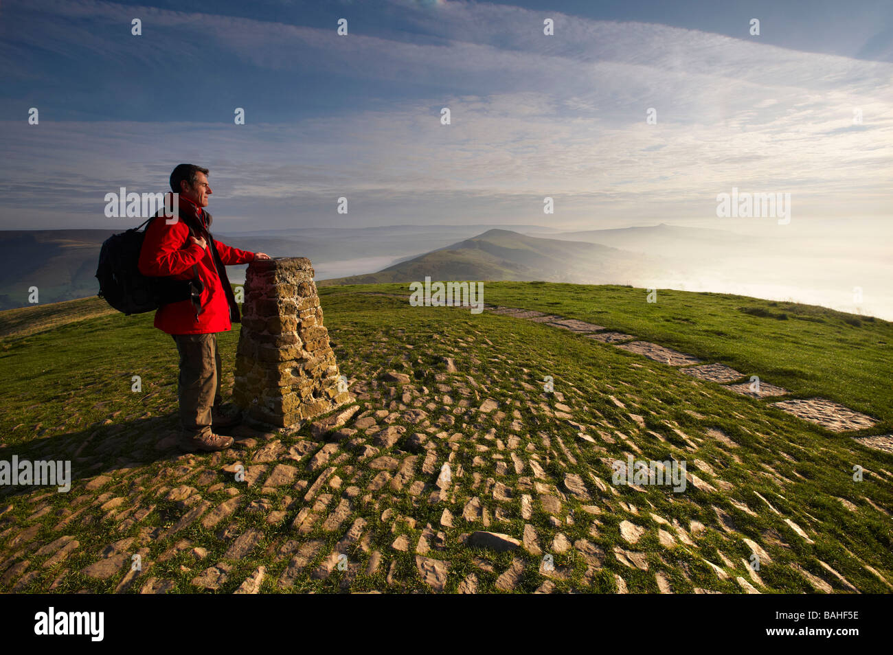 Un walker à Mam Tor, Edale Valley, parc national de Peak District, Derbyshire, Royaume-Uni Banque D'Images