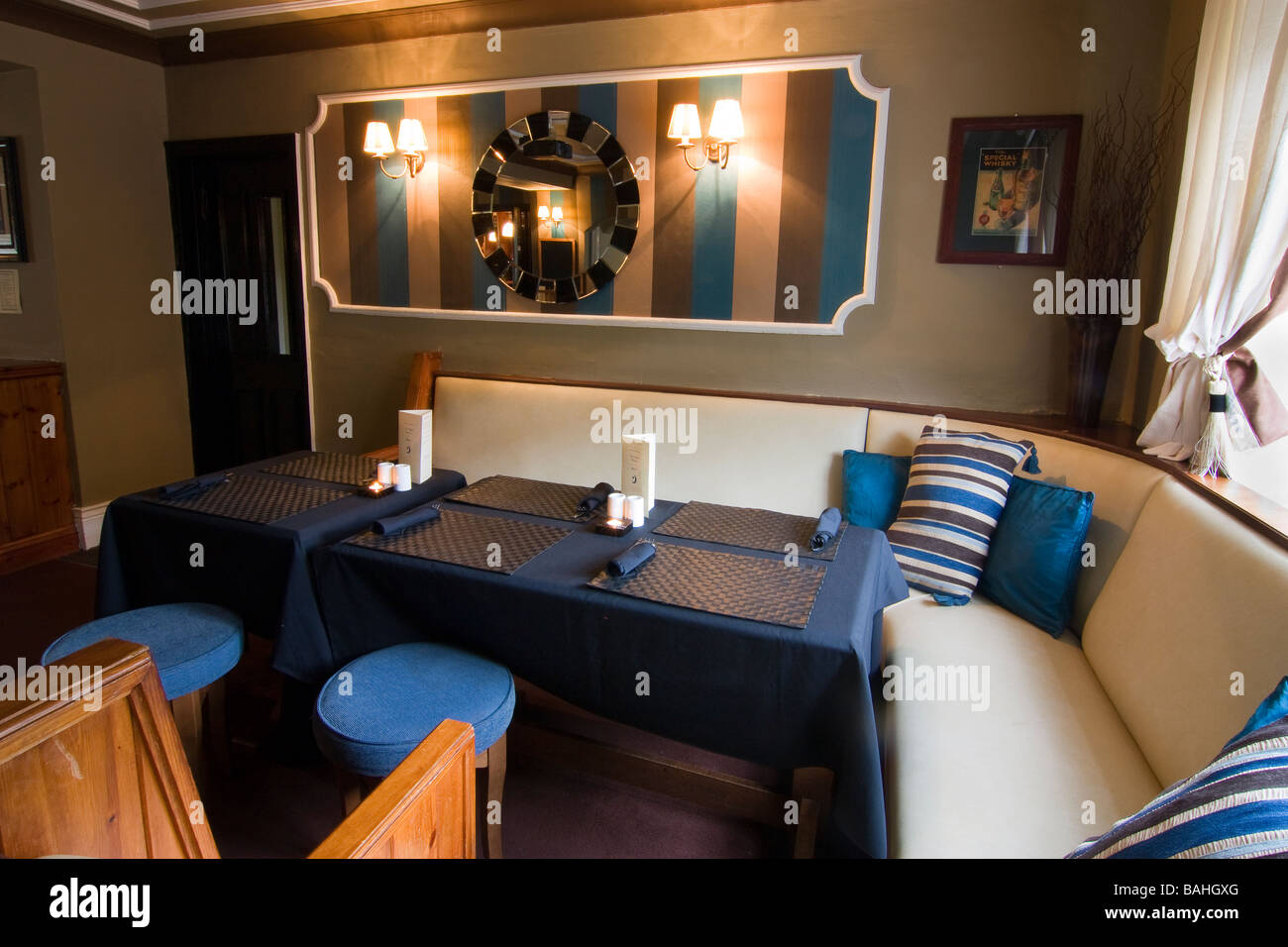 Le pub-restaurant du village anglais interior showing pub confortable atmosphère grub Banque D'Images