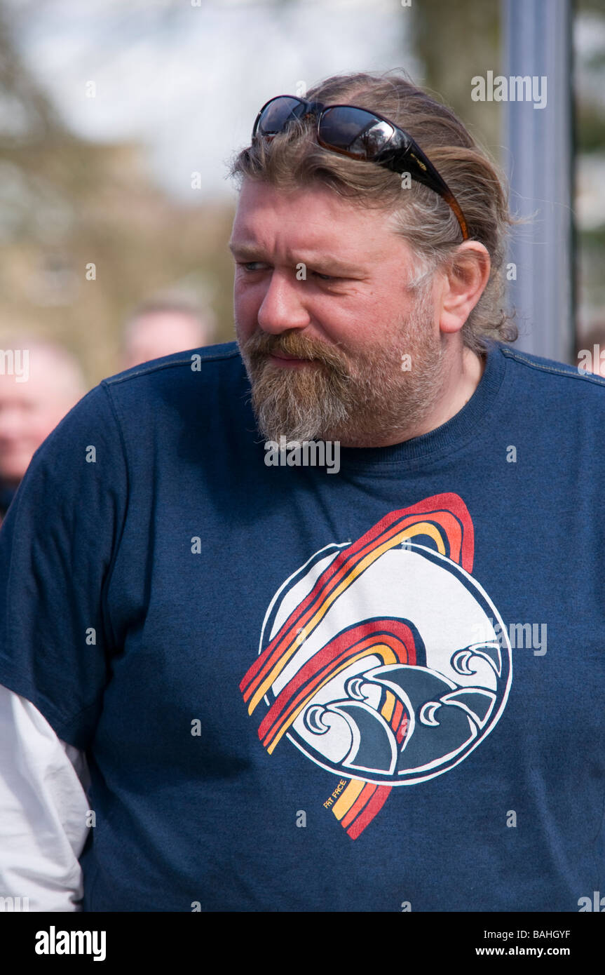 Les poilus Bikers celebrity chefs alimentaire filmés en jardins Buxton Derbyshire en Angleterre Banque D'Images