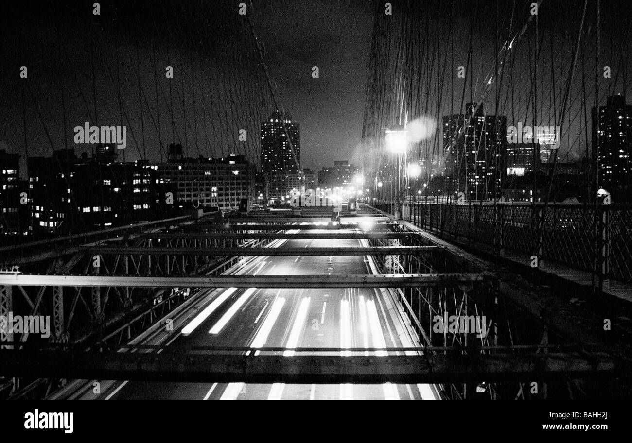 Sentiers des projecteurs du trafic sous le tablier du pont de Brooklyn à new york. Banque D'Images