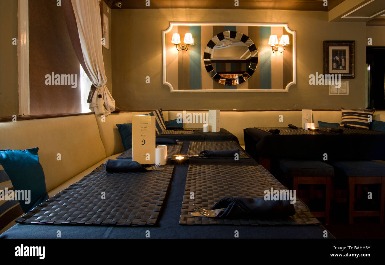 Le pub-restaurant du village anglais interior showing pub confortable atmosphère grub Banque D'Images