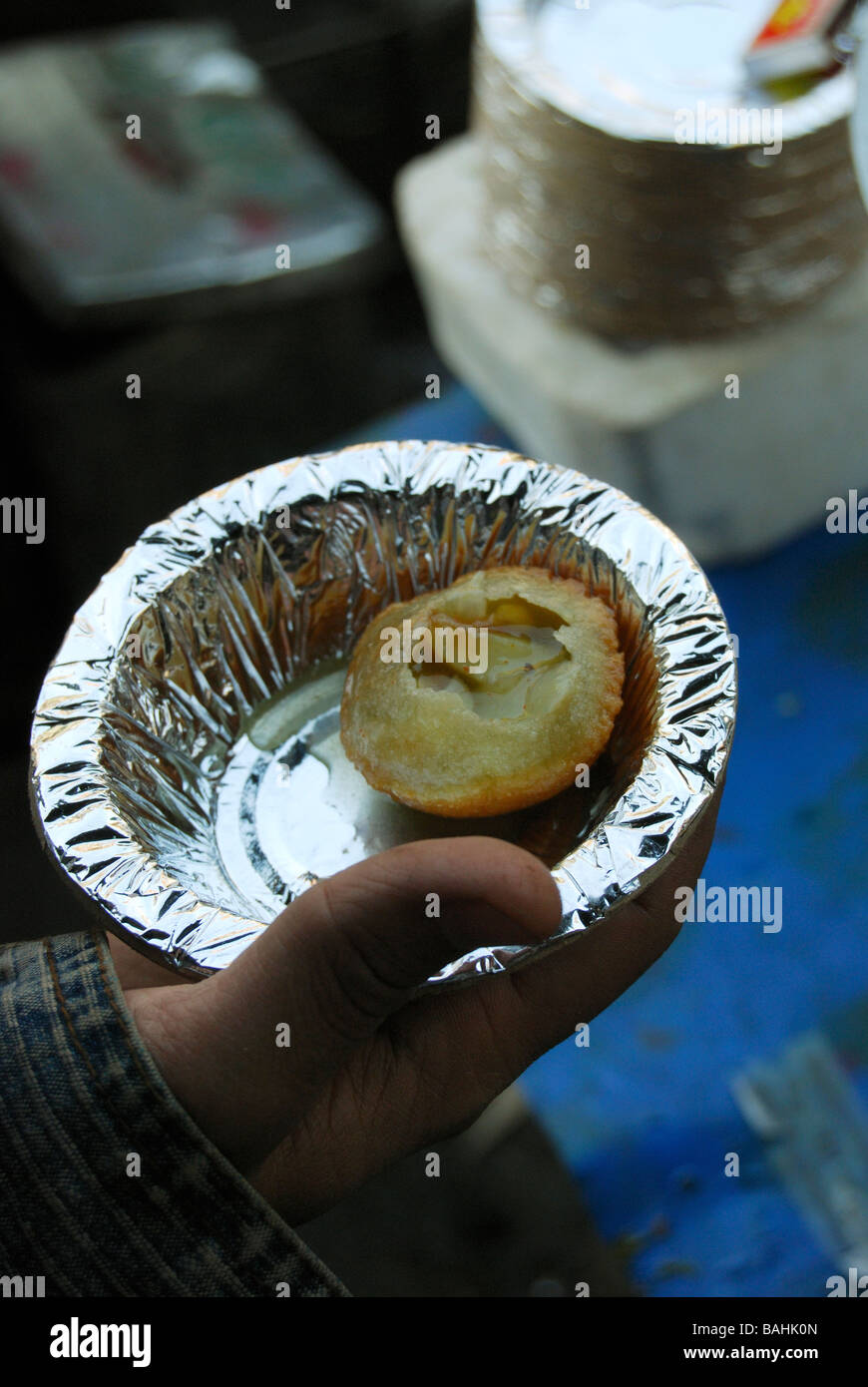 Panipuri est un creux, gonflée, rond de pâte avec une coquille croquante et c'est une rue populaire snack dans l'Inde Banque D'Images