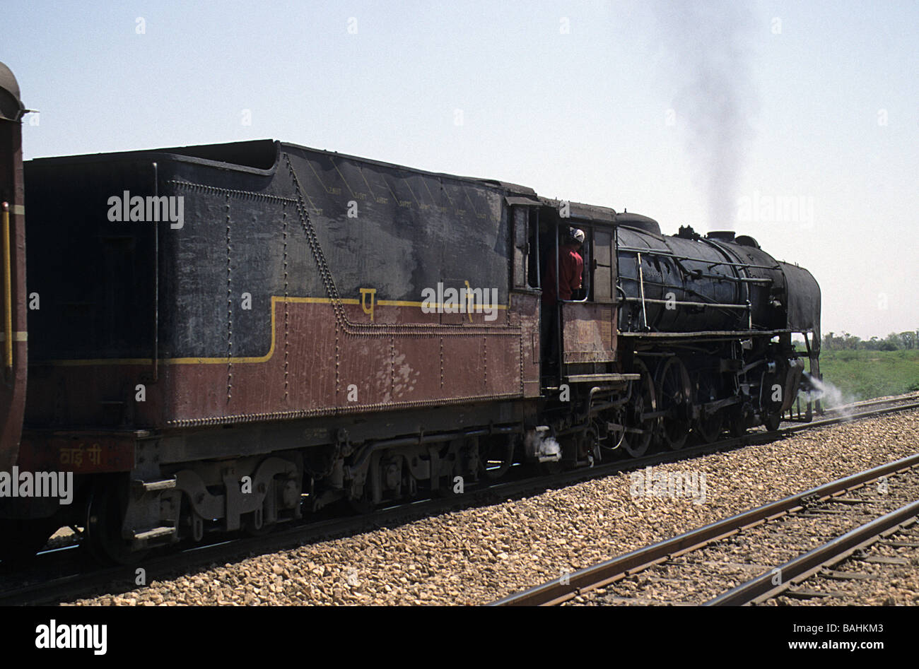Locomotive à vapeur, les chemins de fer indiens sur le train d'Udaipur à Ahmadabad. Banque D'Images