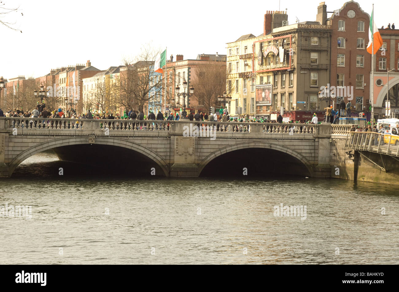 La foule sur le pont sur la rivière Liffey célébrer St Patrick's day, Dublin, Irlande Banque D'Images