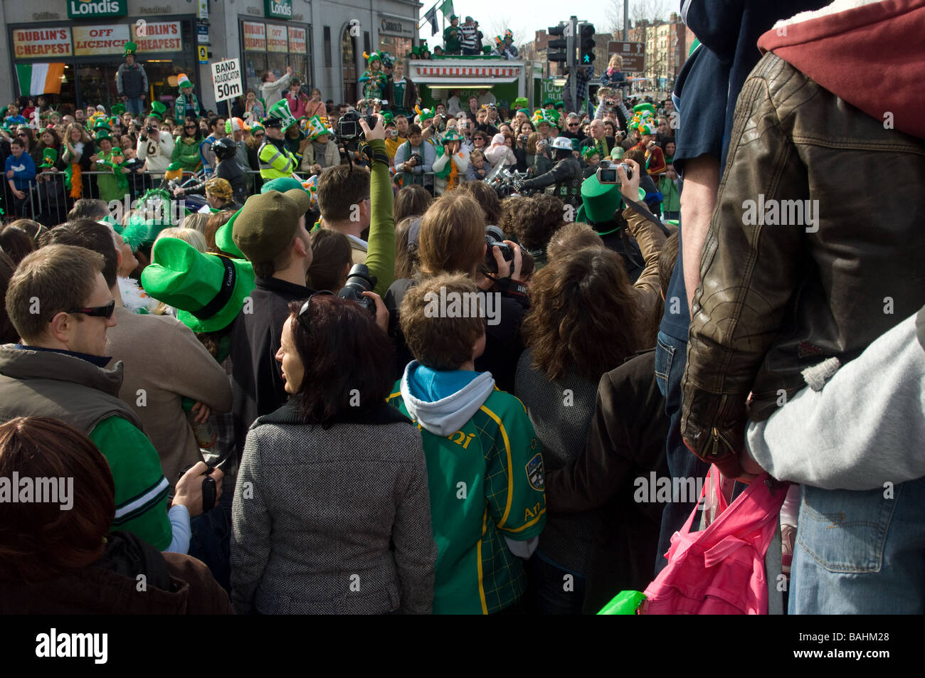 St Patrick's day la foule dans le centre-ville de Dublin Banque D'Images