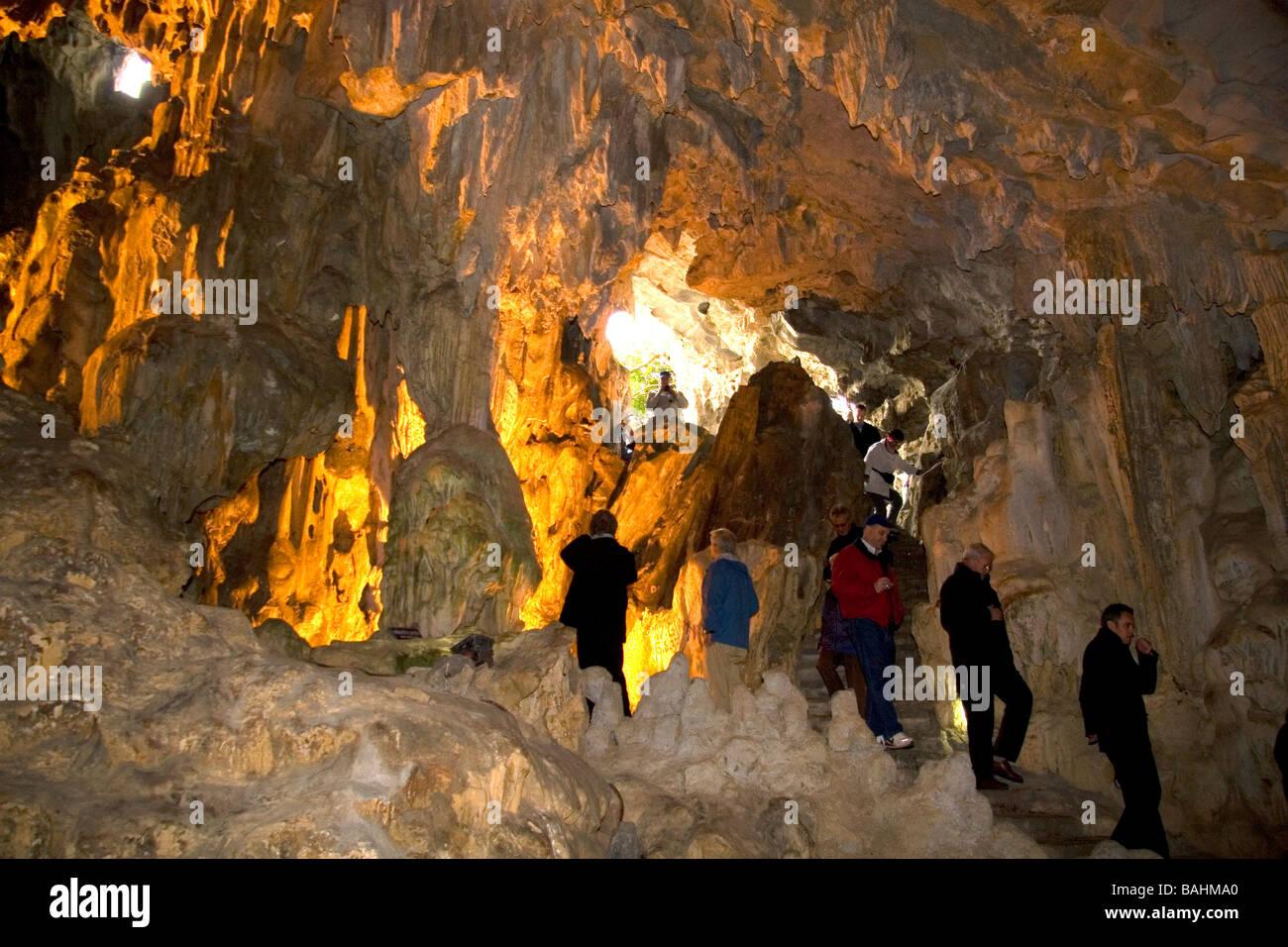 Intérieur de l'Hang Sung Sot grottes dans la baie de Ha Long Vietnam Banque D'Images