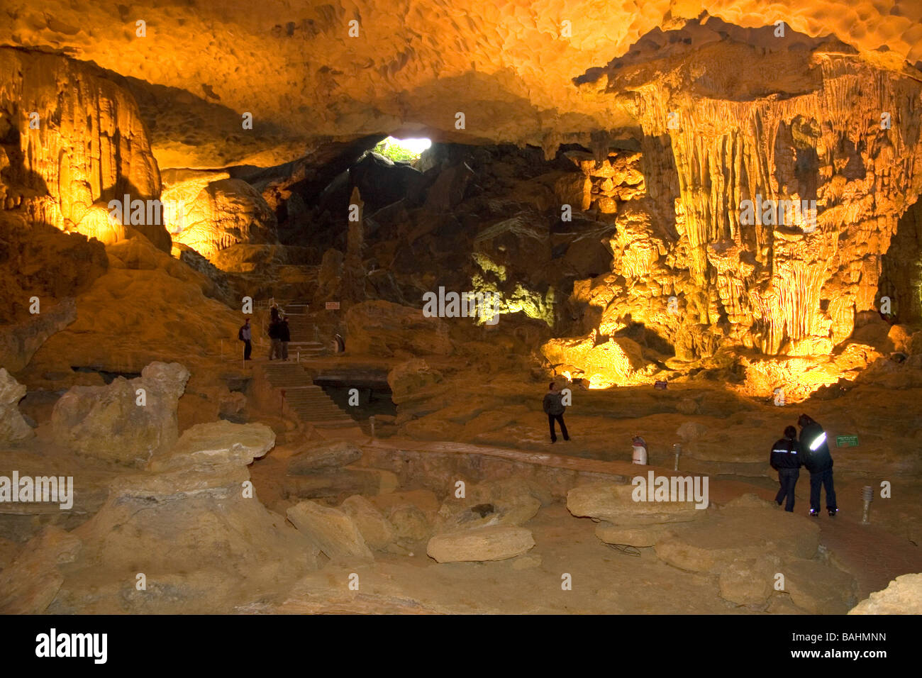 Intérieur de l'Hang Sung Sot grottes dans la baie de Ha Long Vietnam Banque D'Images
