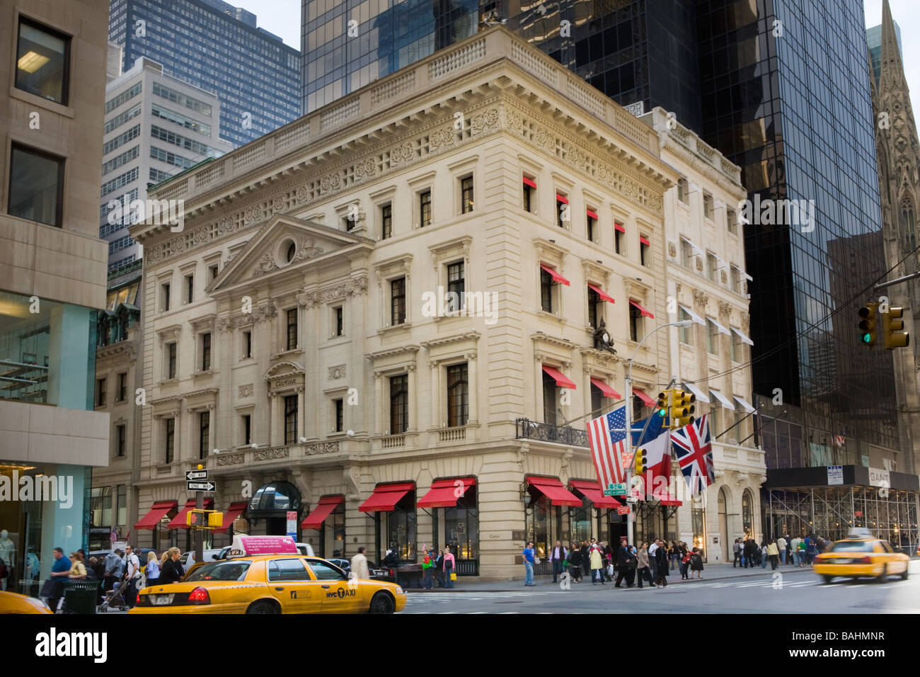 Le magasin phare de Cartier occupe un ancien manoir Vanderbilt, Fifth Avenue, New York City, États-Unis. Banque D'Images