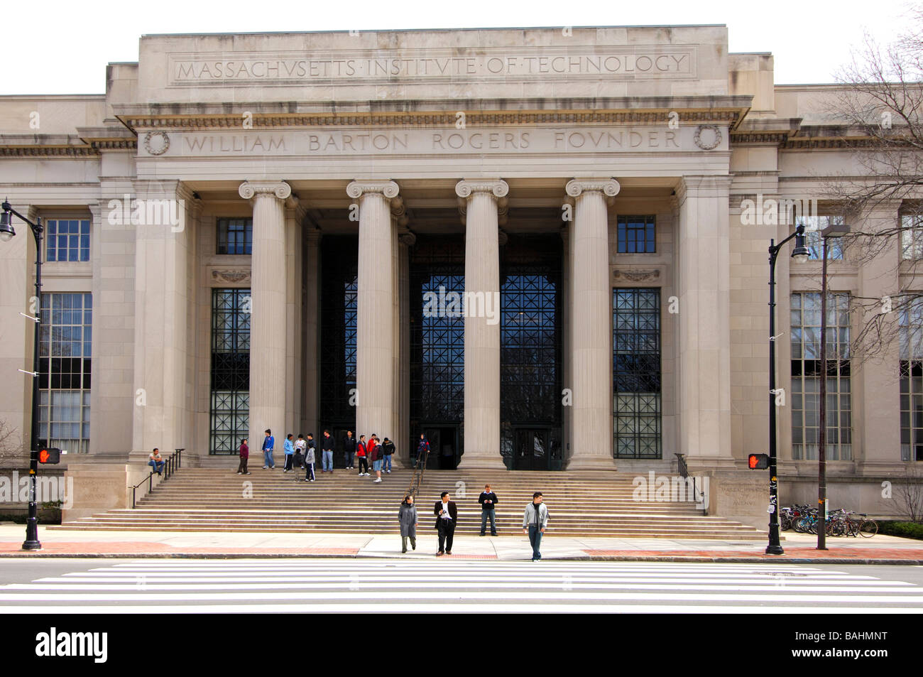 Les piétons qui traversent à l'Édifice Rogers du Massachusetts Institute of Technology MIT, Cambridge, Massachusetts, USA Banque D'Images