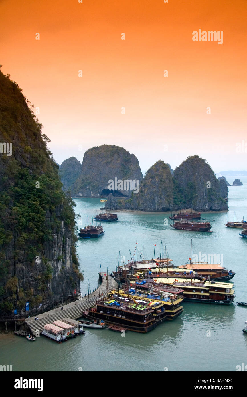 Vue panoramique de karsts calcaires et bateaux de touristes dans la baie de Ha Long Vietnam Banque D'Images