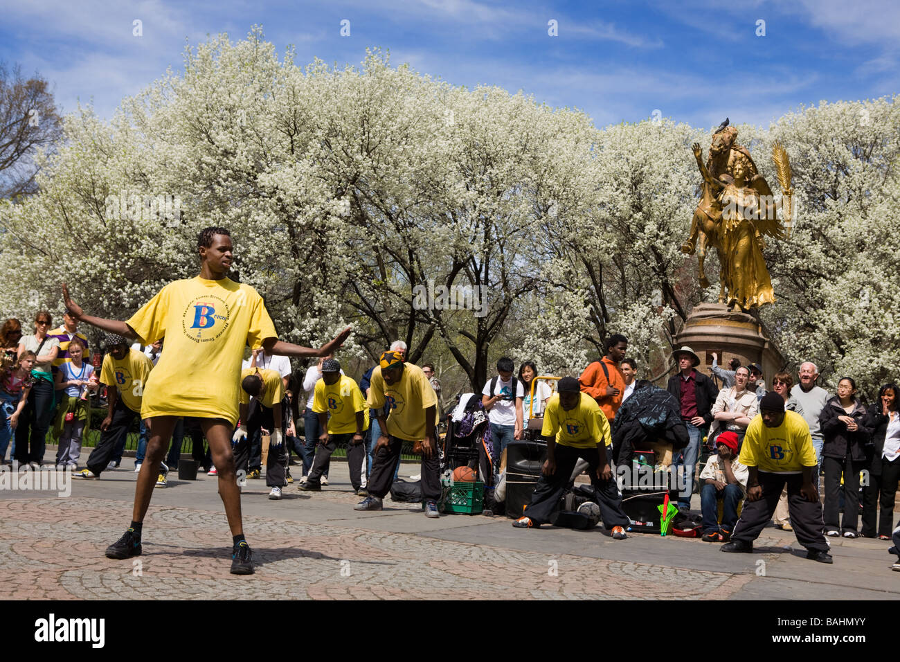 Troupe de danse hip hop l'exécution de Central Park sur la Cinquième Avenue à New York City Banque D'Images
