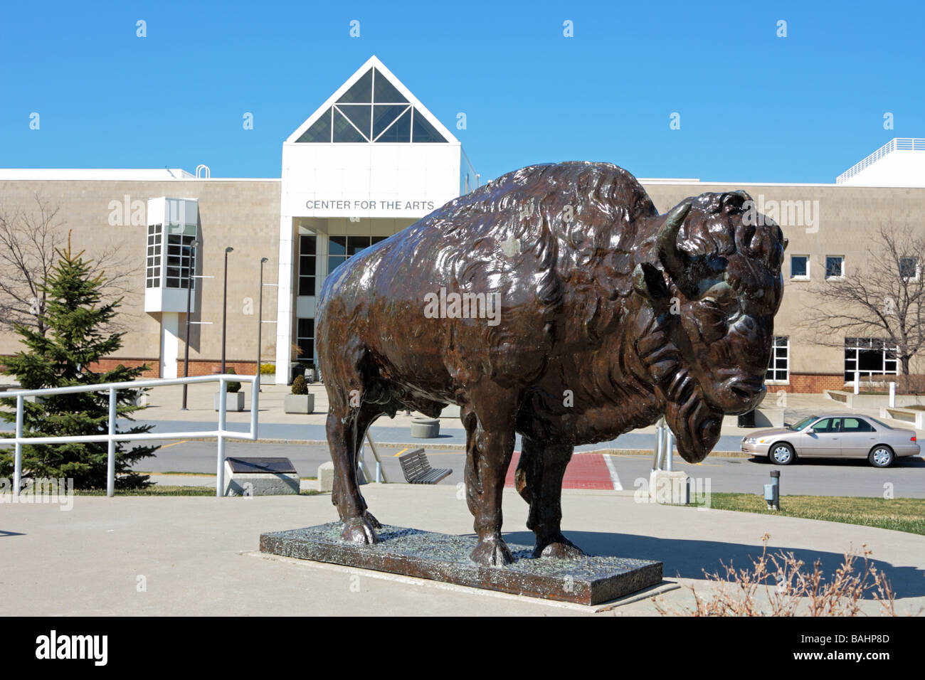 Centre pour les arts, construit en 1994, sur le campus de l'Université de Buffalo Buffalo symbolique avec la sculpture à l'avant Banque D'Images