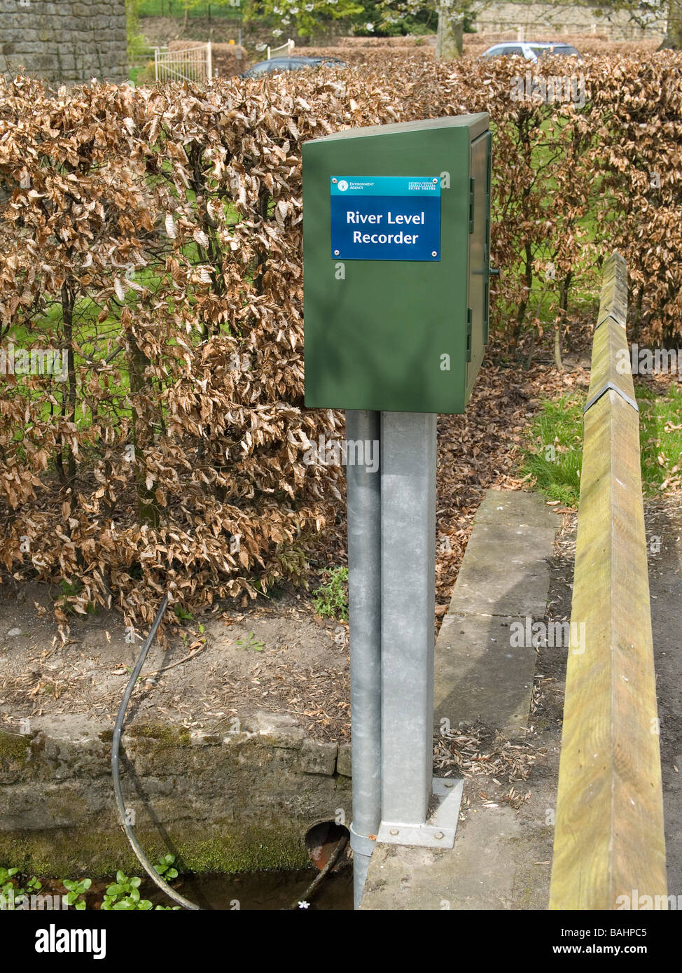 River enregistreur de niveau monté sur un pont sur une petite rivière Banque D'Images