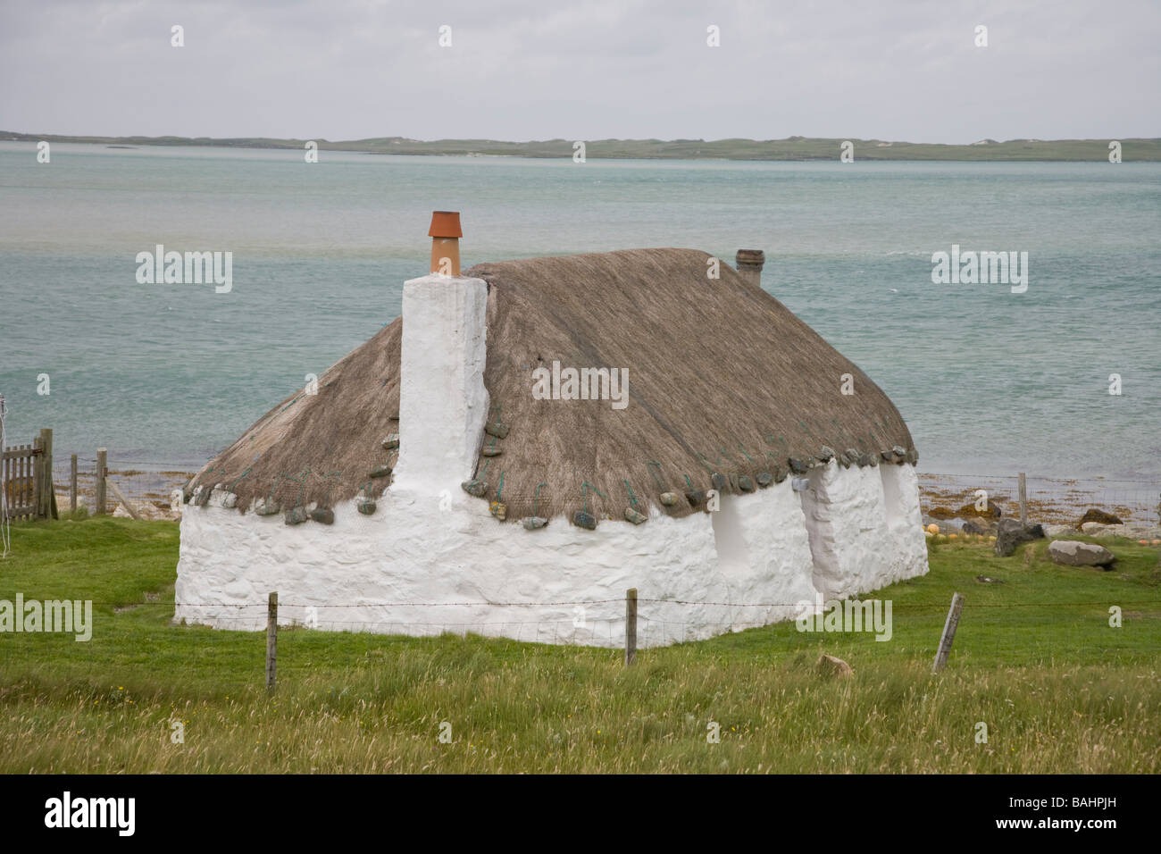 Sollas France GO North Uist Hébrides extérieures, une maison noire avec toit de chaume traditionnel Banque D'Images