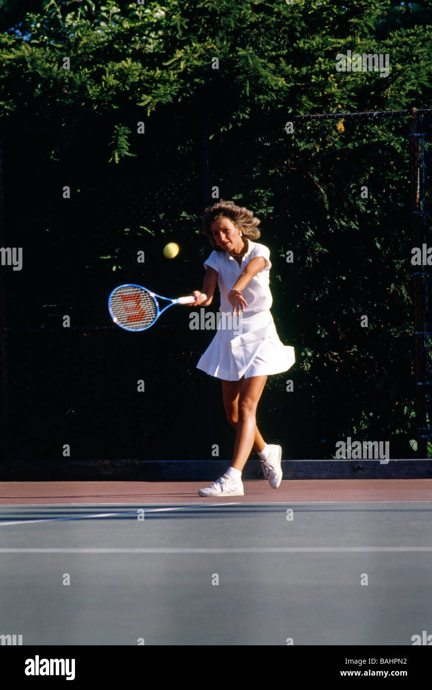 Tennis player frapper la balle avec une raquette Banque D'Images