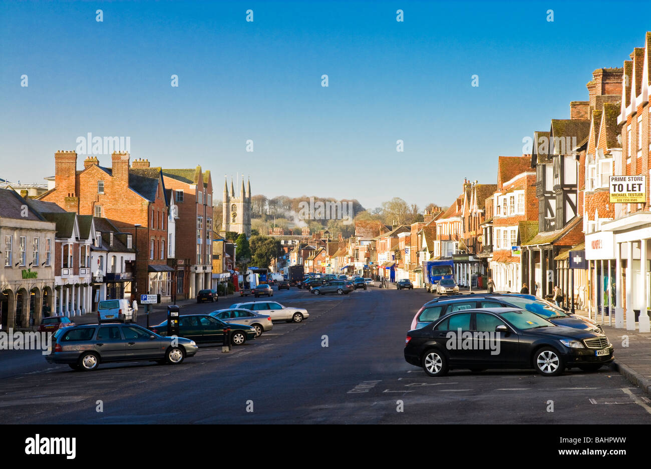 La High Street, dans la ville de marché typiquement anglais de Marlborough Wiltshire England UK C'est le plus étendu des high street en Angleterre Banque D'Images