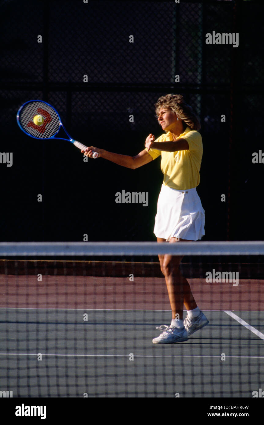 Tennis player frapper la balle avec une raquette Banque D'Images