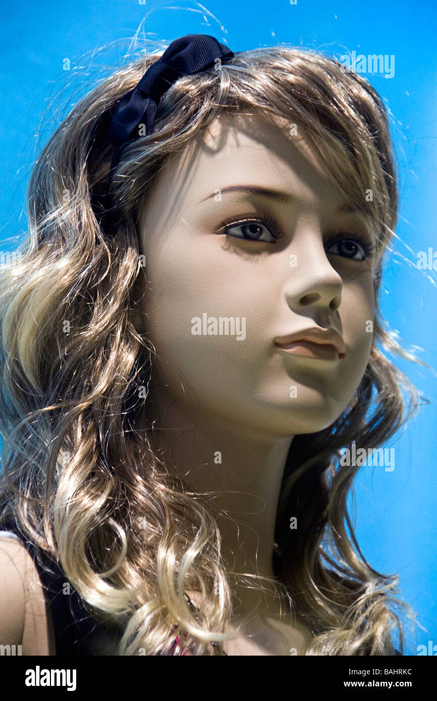 Female mannequin à travers la fenêtre de la nouvelle boutique à l