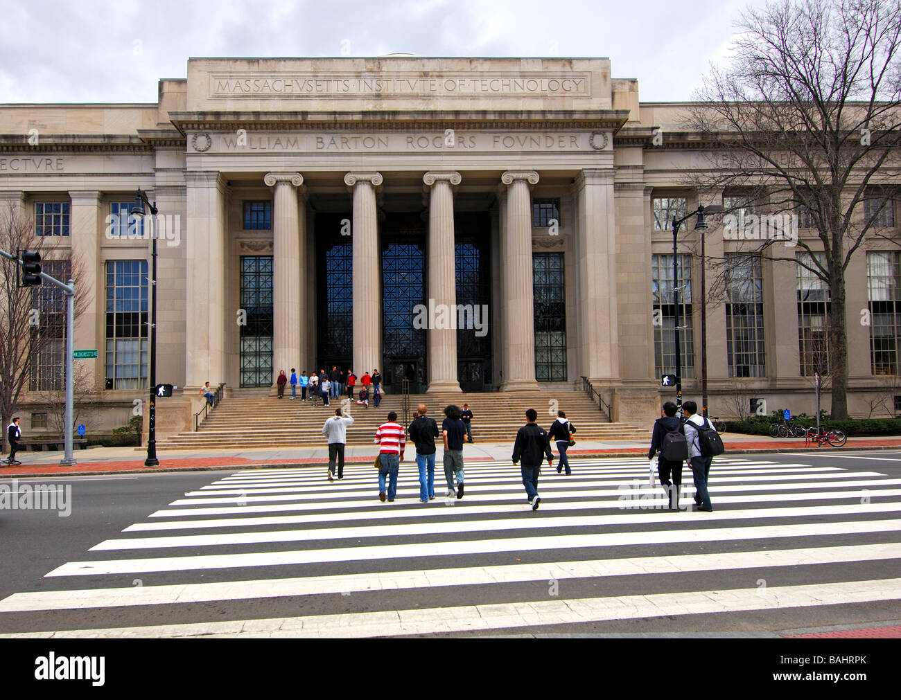 Les piétons qui traversent à l'Édifice Rogers du Massachusetts Institute of Technology MIT, Cambridge, Massachusetts, USA Banque D'Images
