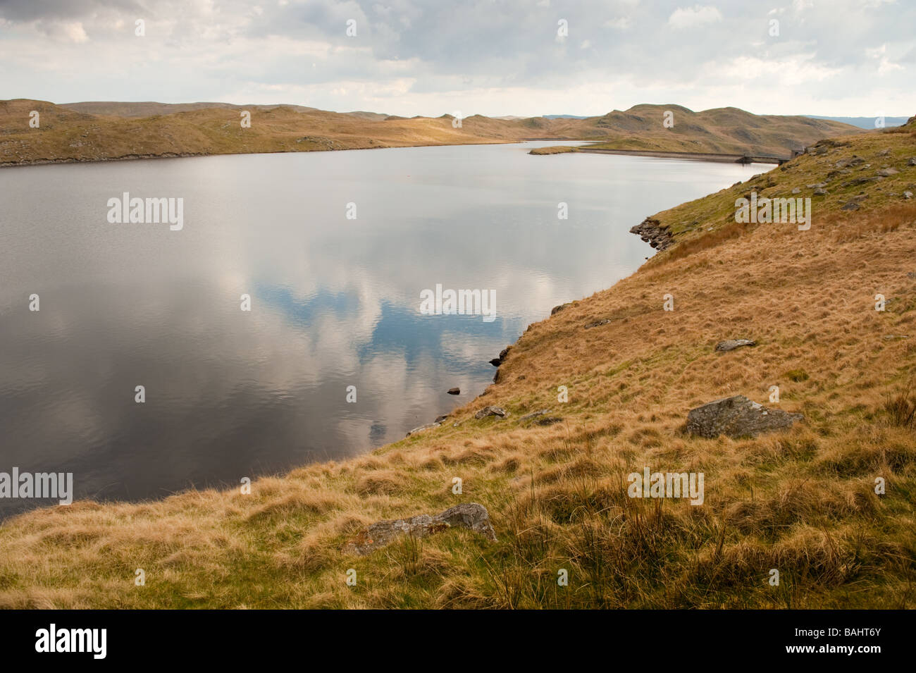Réflexions des nuages dans Llyn Teifi lac dans les hautes terres éloignées Ceredigion Pays de Galles UK Banque D'Images