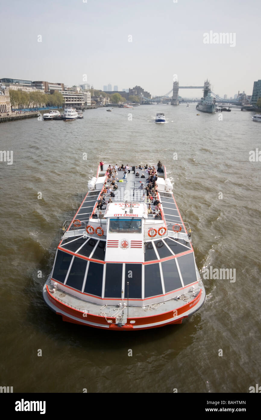 Un voyage en bateau sur la Tamise avec le Tower Bridge en arrière-plan. Banque D'Images