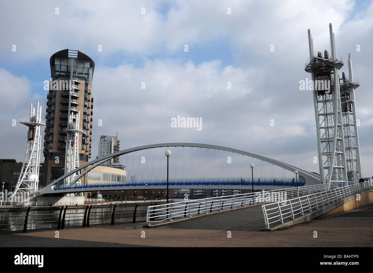 Objectifs du Millénaire pour le levage Passerelle, Salford Quays, Manchester, Angleterre, RU Banque D'Images