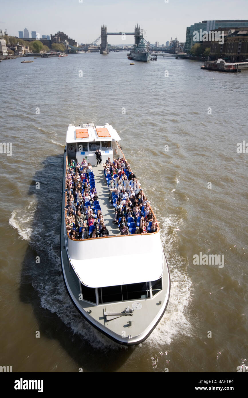 Un voyage en bateau sur la Tamise avec le Tower Bridge en arrière-plan. Banque D'Images