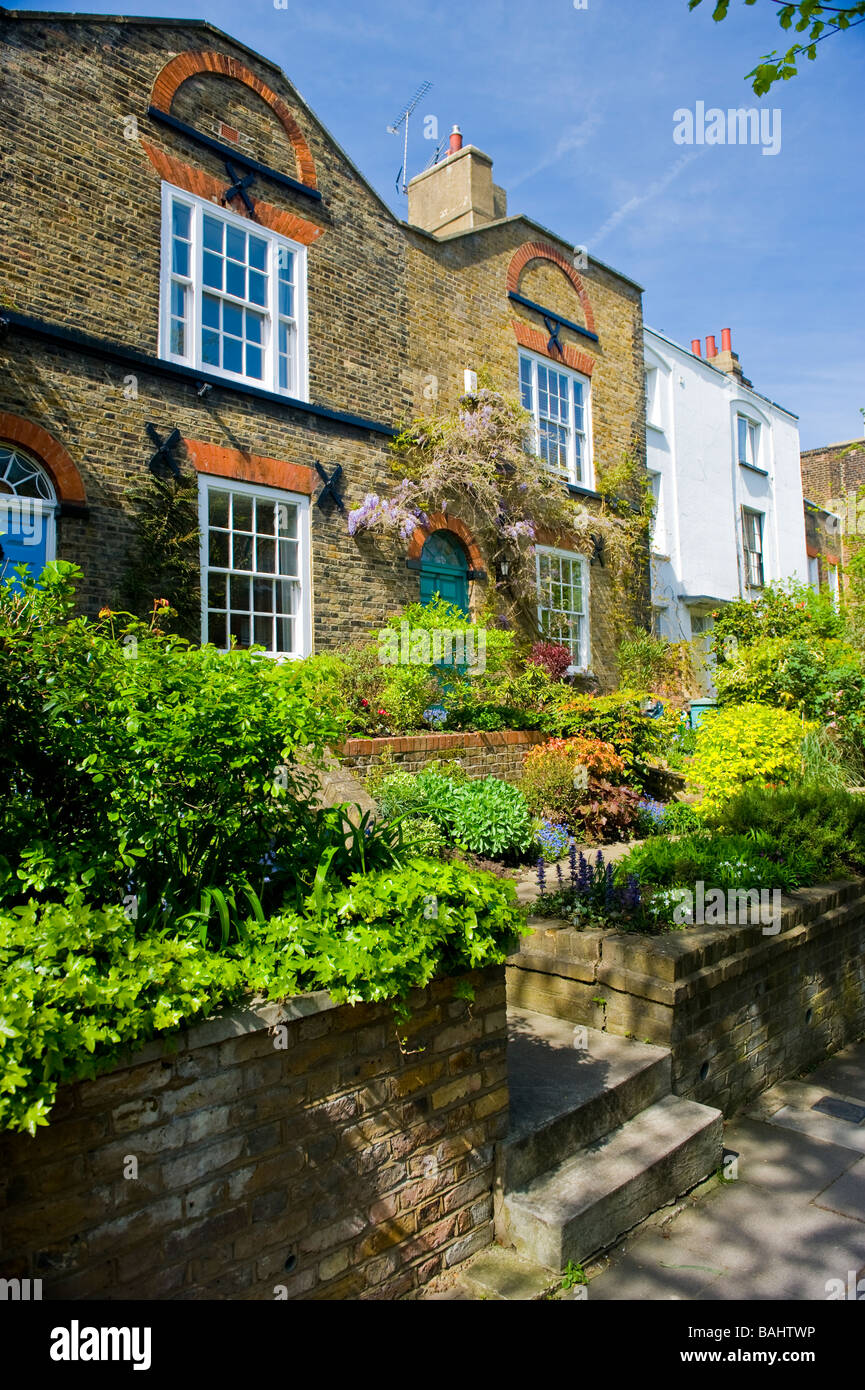 Le printemps à Hampstead Village , pittoresque vieux cottages , maison , maisons & jardins en Flask Walk Banque D'Images