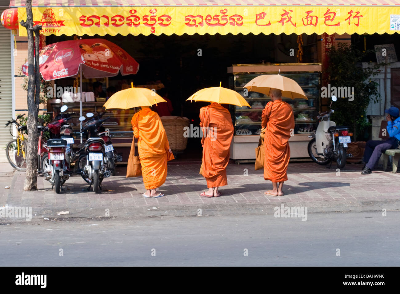 Monks sur matin rondes. Banque D'Images