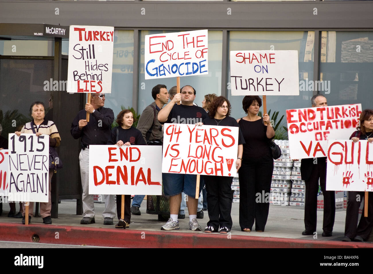 Un groupe de manifestants à protester contre le génocide arménien, le 24 avril 2009, Los Angeles, Californie Banque D'Images