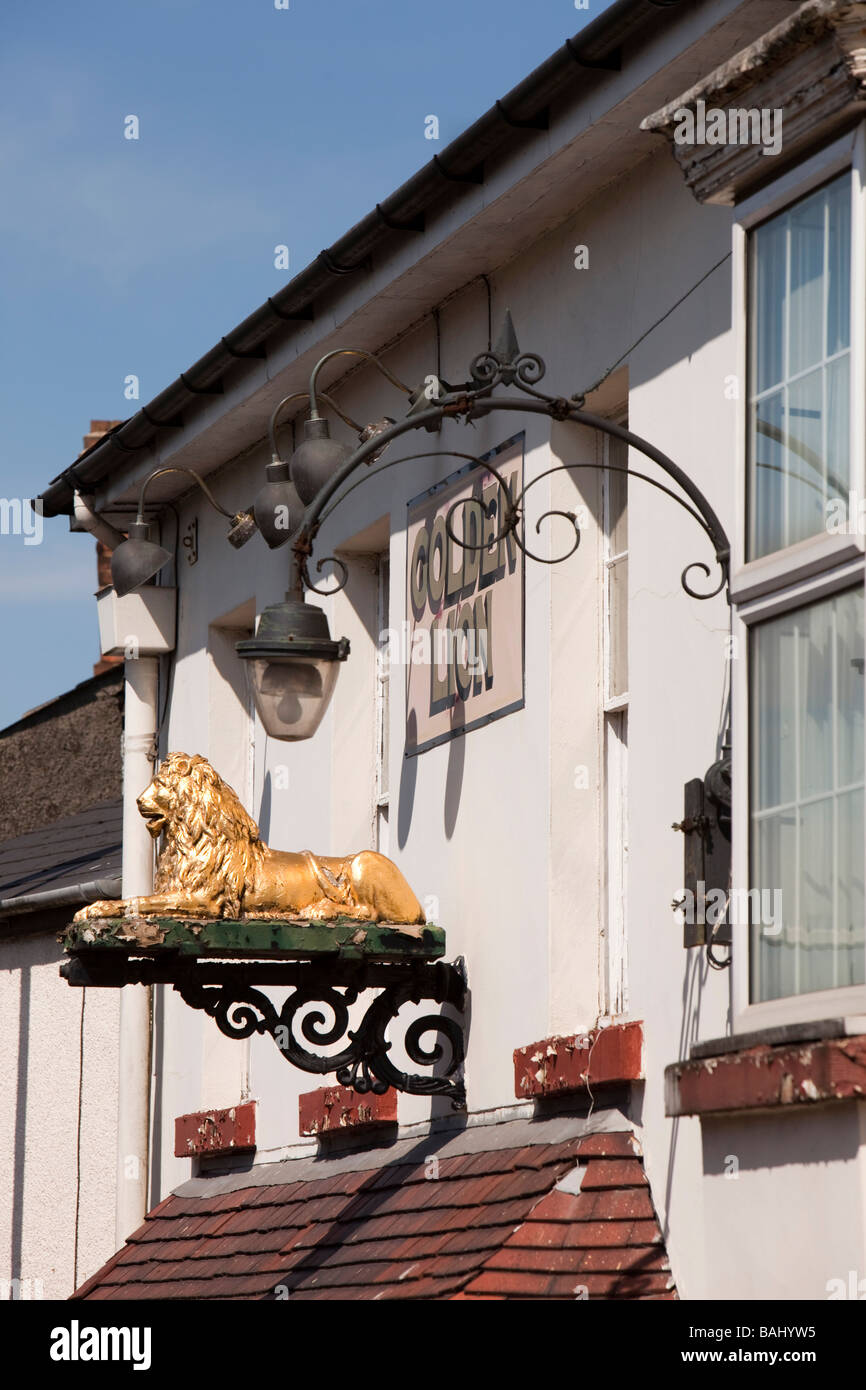 UK Gloucestershire Forêt de Dean Cinderford High Street Golden Lion pub sign Banque D'Images