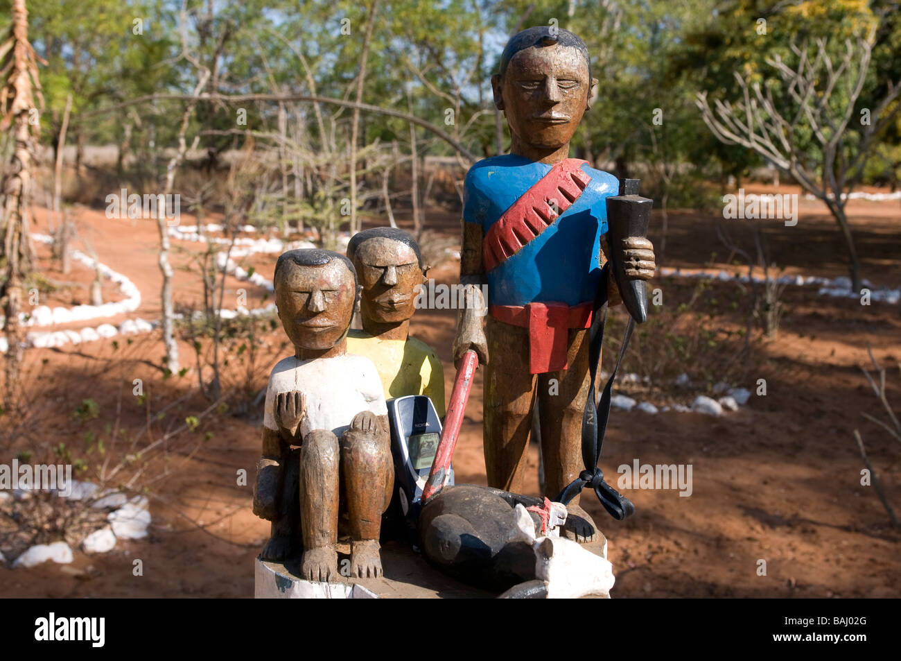 Statues en bois traditionnelle à la mémoire des morts Berenty réserve privée d'afrique madagascar Banque D'Images