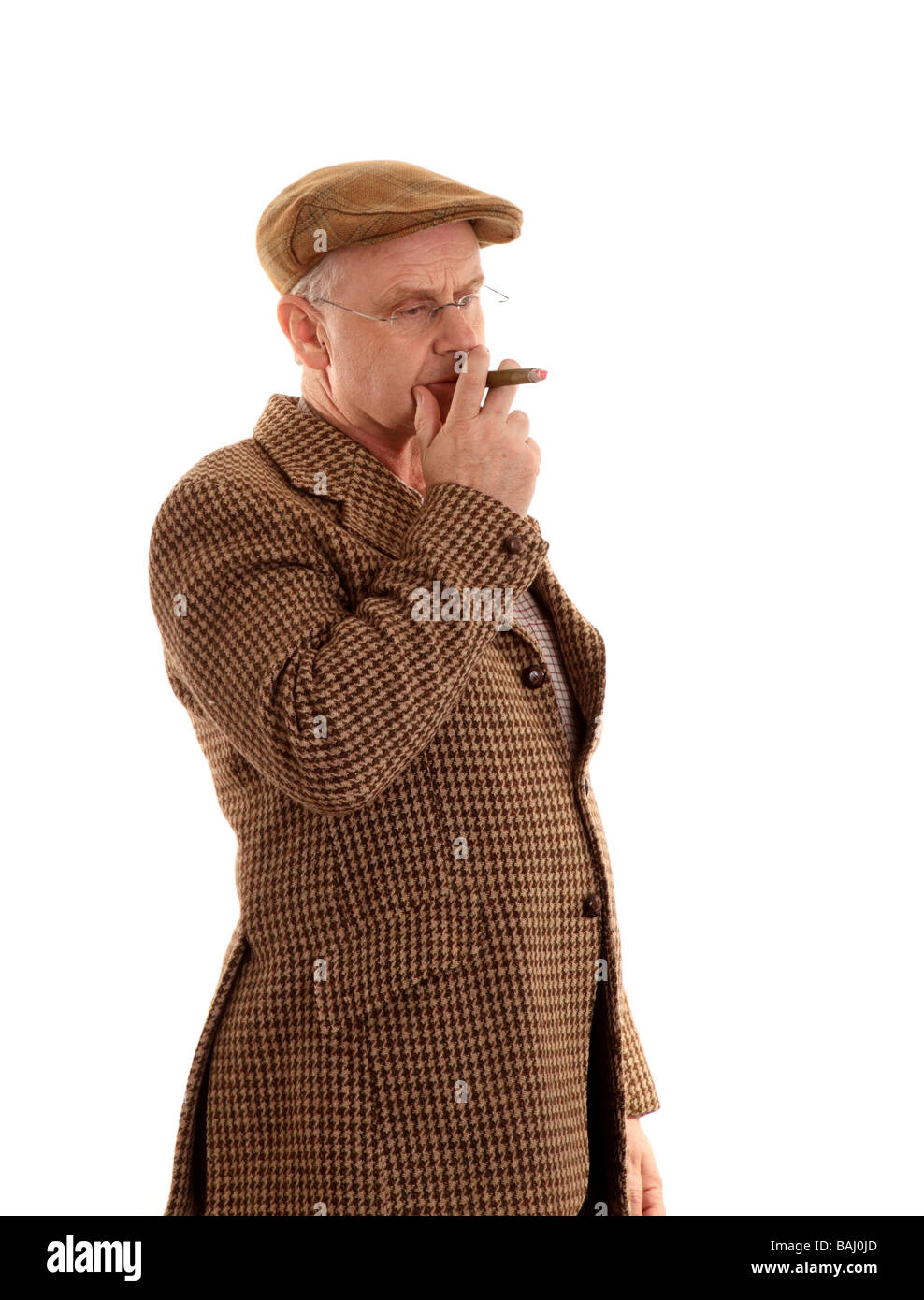 Avril 2009 - Anglais pays gent dans un Harris tweed veste fumant un grand cigare Banque D'Images