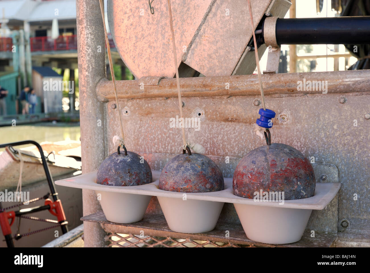 Close up de billes de plomb à un down rigger utilisé pour la pêche au chalut sur un bateau de pêche commerciale. Banque D'Images