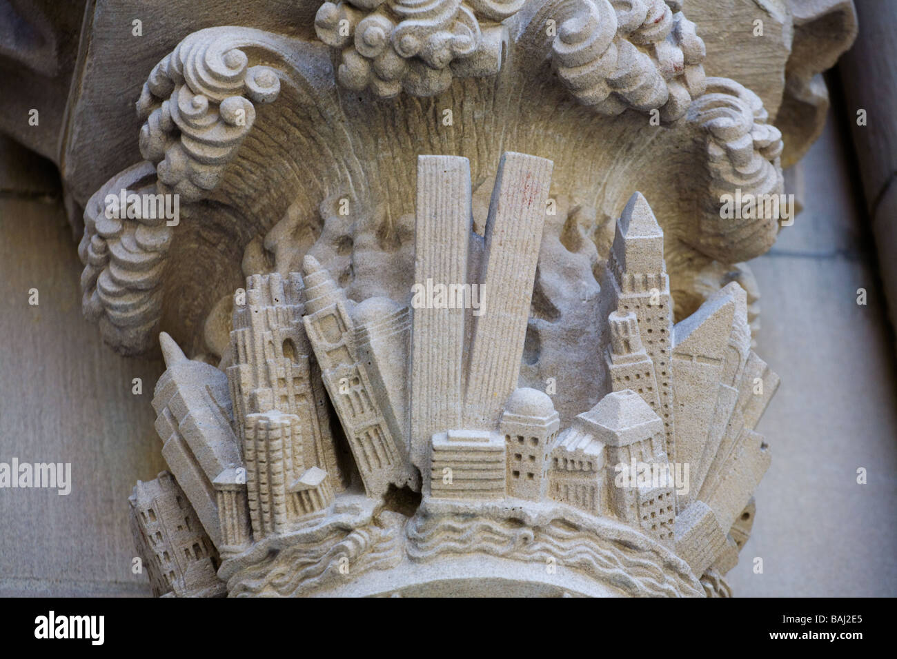 Détail de la sculpture porte de St John the Divine représentant World Trade Center avant 911 New York City Banque D'Images