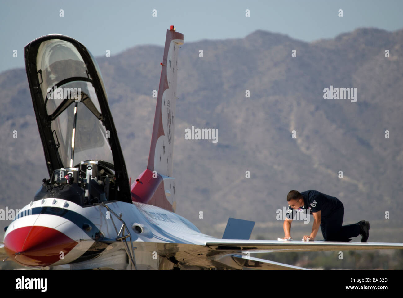Un membre de l'équipe travaille sur l'aile d'un F-16 'Thunderbird' avant une démonstration lors d'un meeting aérien. Banque D'Images