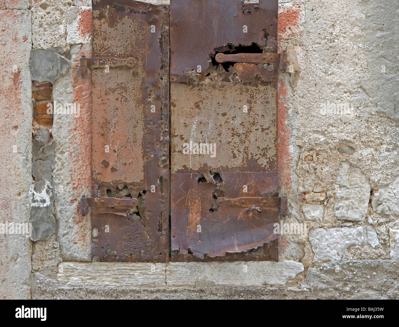 Old rusted porte française dans la région de Old house in town Cres Ile de Cres Croatie Banque D'Images