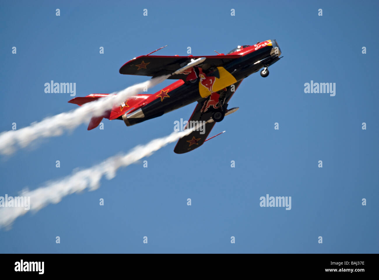 La 'Red Bull' MiG-17 défile à un meeting aérien Photo Stock - Alamy