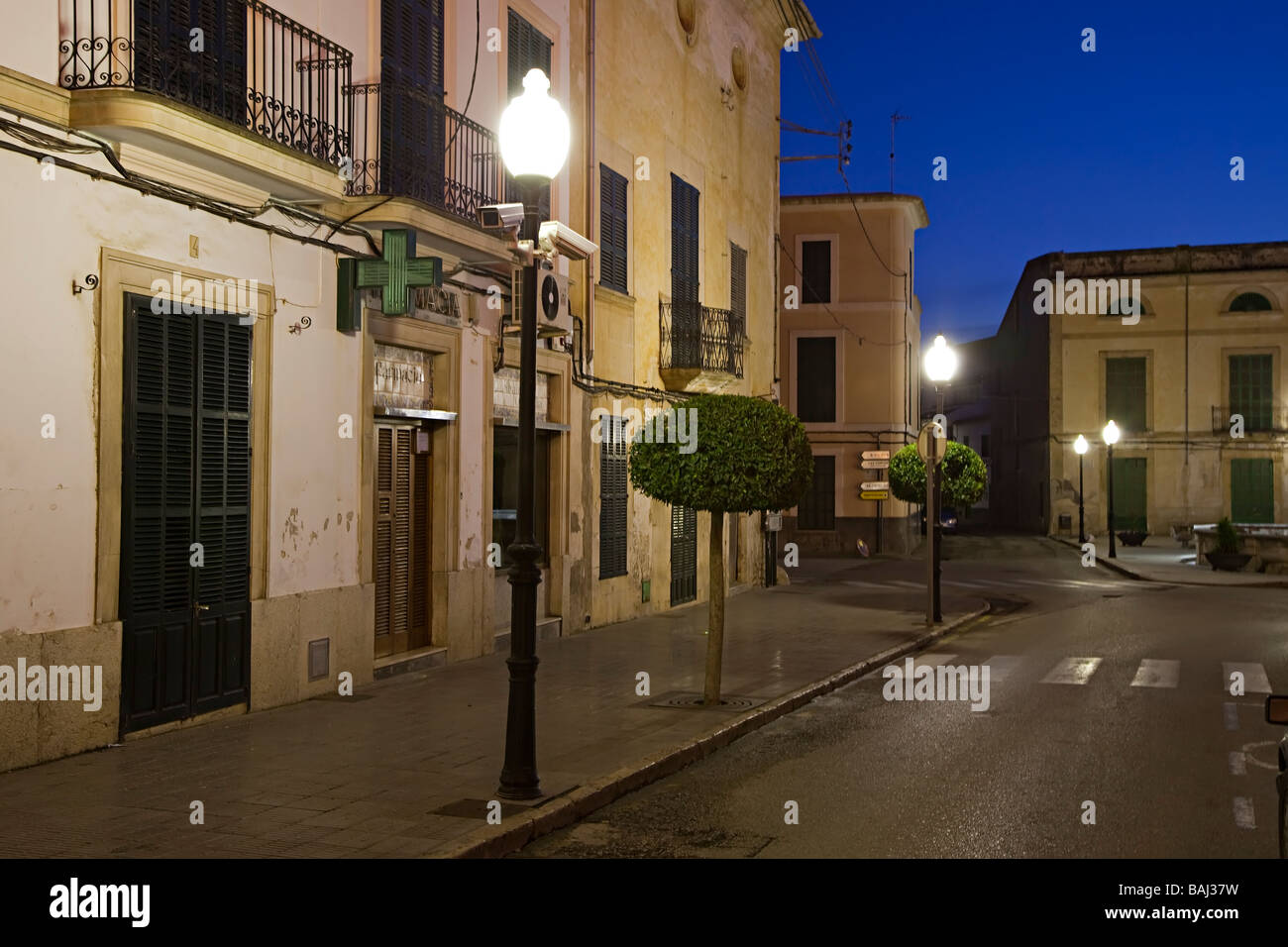 La rue vide au crépuscule avec des caméras de sécurité sur un lampadaire Felanitx, Majorque Espagne Banque D'Images