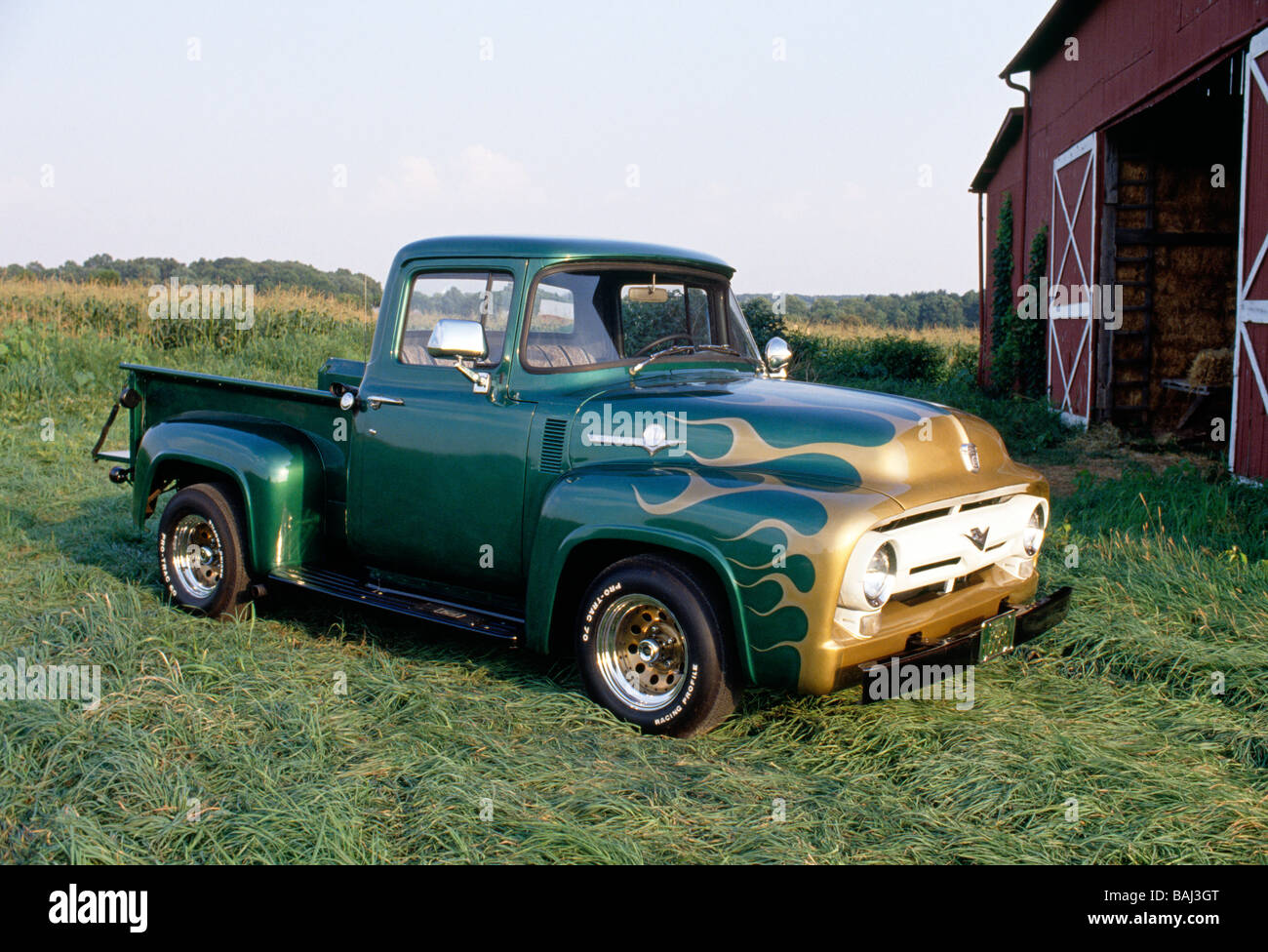 Ford anciennes restaurées camionnette garée à côté d'une grange dans la région de comté de Bucks Utah USA Banque D'Images