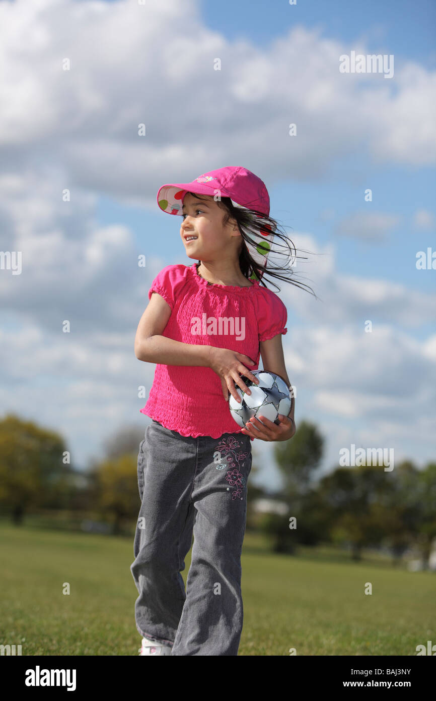 Young Girl Playing with ball in park Banque D'Images