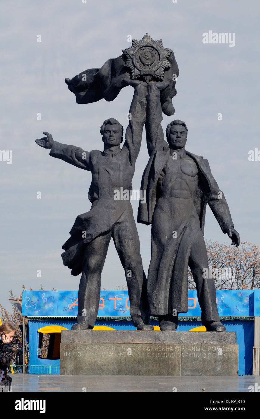 L 'amitié de nations" à Kiev monument célébrant l'amitié du russe et de l'Ukraine au cours de l'ère de l'Union soviétique. Banque D'Images