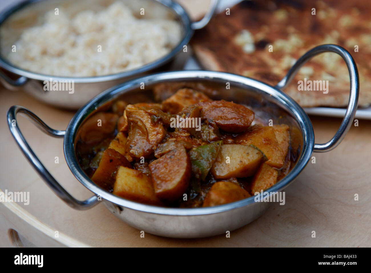 Curry de poulet au riz et Nan à Balti lave Banque D'Images